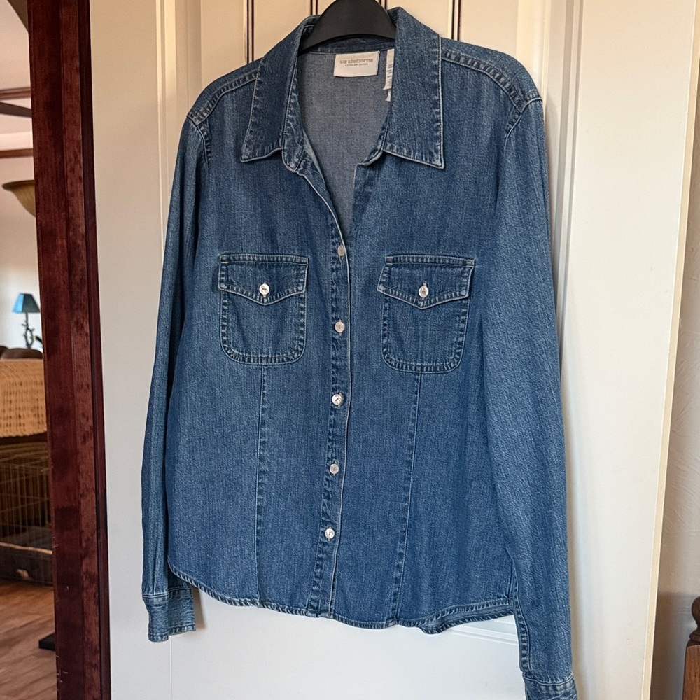Liz Claiborne, Size med,  Two Front Pockets. Blue Denim Shirt.  Great Condition!